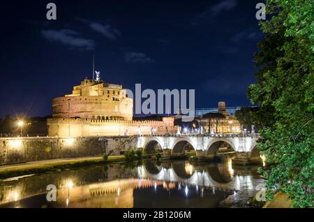 Blick auf die Burg Sant'Angelo bei Nacht. Blick auf die Festung und die schöne Brücke in Rom, Italien. Stockfoto