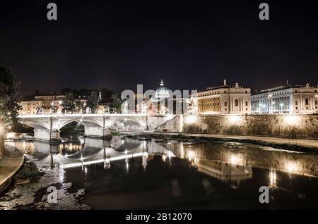 Blick auf die Angelobrücke und den Vatikan, Rom, Italien Stockfoto