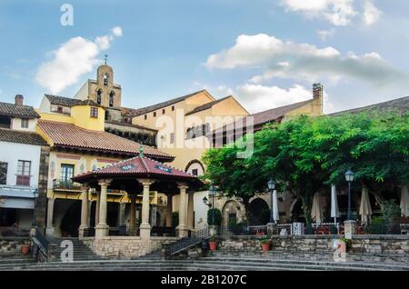 Blick auf die Plaza Mayor, den Hauptplatz in Poble Espanyol, einem Architekturmuseum unter freiem Himmel in Barcelona, Katalonien, Spanien Stockfoto