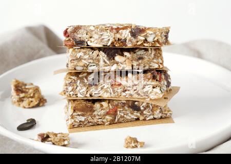 Hausgemachte Granola-Bars auf einem weißen Teller. Stockfoto