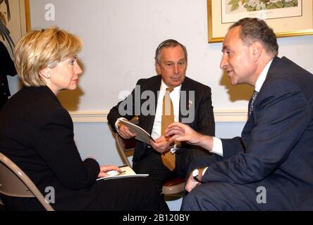 Der New Yorker Bürgermeister Michael Bloomberg trifft im Rahmen seines Guts am 13. März 2002 in Washington, D.C. auf die Senatoren der Vereinigten Staaten Chuck Schumer (Demokrat von New York) und Hillary Rodham Clinton (Demokratin von New York). Der Bürgermeister sollte auch die Senatoren und die anderen Mitglieder der Kongressdelegation von New York über die finanziellen Bedürfnisse der Stadt informieren. Credit: Ron Sachs/CNP. Nutzung weltweit Stockfoto