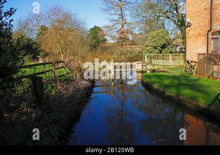 Ein Seitenkanal vom Mühlenbad in der Letheringsett Watermill bei holt in North Norfolk bei Letheringsett, Norfolk, England, Großbritannien, Europa. Stockfoto