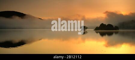 Kleine Inseln bei Sonnenaufgang und Morgennebel, Edersee, Edertalsperre, Hessen, Deutschland Stockfoto