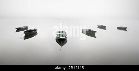 Fischerboote in dichtem Nebel, Edersee, Edertalsperre, Hessen, Deutschland Stockfoto