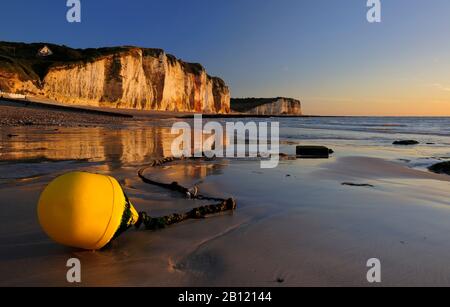 Abendsonne am Strand von Les Petites-Dalles, Alabasterküste, La CÙte dñíAlb'tre, Normandie, Frankreich Stockfoto