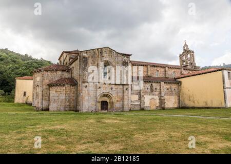 Villaviciosa, Spanien. Das Kloster Santa Maria von Valdedios, eine in Asturien gelegene, römisch-katholische vorromankirche Stockfoto