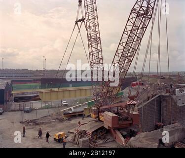 Die Schienenbrücke wurde 1987 in der Nähe des Bahnhofs Leeds City, West Yorkshire, Nordengland, ausgetauscht Stockfoto