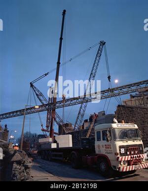 Die Schienenbrücke wurde 1987 in der Nähe des Bahnhofs Leeds City, West Yorkshire, Nordengland, ausgetauscht Stockfoto