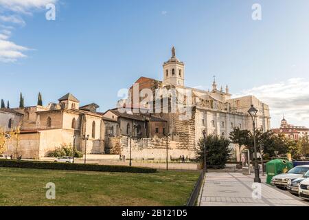 Valladolid, Spanien. Blick auf die Ruinen der Kollegiatkirche der Heiligen Maria und der unvollständigen Kathedrale Stockfoto