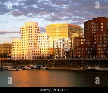 Gehry-Gebäude im Medienhafen, Düsseldorf, Deutschland Stockfoto