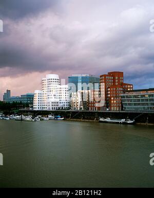 Gehry-Gebäude im Medienhafen, Düsseldorf, Deutschland Stockfoto