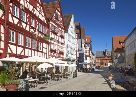 Fachwerkhäuser mit Rathaus in Ochsenfurt, untere Franken, Bayern, Deutschland Stockfoto