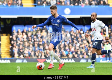 London, Großbritannien. Februar 2020. Jorginho vom FC Chelsea im Einsatz beim Premier-League-Spiel zwischen Chelsea und Tottenham Hotspur an der Stamford Bridge, London am Samstag, 22. Februar 2020. (Kredit: Ivan Yordanov/MI News)Foto darf nur für redaktionelle Zwecke in Zeitungen und/oder Zeitschriften verwendet werden, Lizenz für kommerzielle Nutzung erforderlich Kredit: MI News & Sport /Alamy Live News Stockfoto