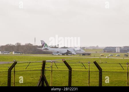 Boscombe Down, Amesbury, Großbritannien, 22. Februar 2020, Das Flugzeug landet bei Boscombe Down mit Diamond Princess Cruise Passengers, Simon Ward/Alamy Live News Credit: Simon Ward/Alamy Live News Stockfoto