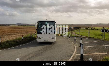 Boscombe Down, Amesbury, Großbritannien, 22. Februar 2020, Verlassen Passagiere Boscombe mit dem Bus zum Arrowe Park in Wirral. Credit: Simon Ward/Alamy Live News Stockfoto