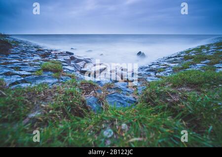 Typischer Wellenbrecher am IJsselmeer nahe der Stadt Hindeloopen in der Provinz Friesland in den Niederlanden Stockfoto