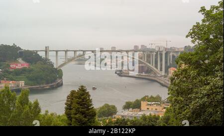 Arrabida-Brücke, Porto, Portugal Stockfoto