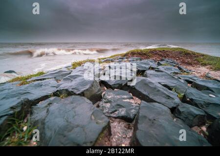 Typischer Wellenbrecher am IJsselmeer nahe der Stadt Hindeloopen in der Provinz Friesland in den Niederlanden Stockfoto