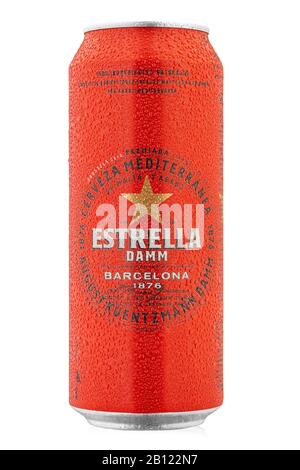 Ukraine, Kiew - 6. Februar. 2020: Aluminium-Dose Estrella Damm Bier auf weißem Hintergrund. Estrella Damm ist ein Pilsner Bier, das in Barcelona gebraut wird. Datei Stockfoto