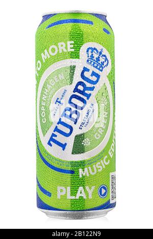 Ukraine, Kiew - 10. Februar. 2020: Aluminiumkcan aus grünem Tuborg-Bier auf weißem Hintergrund. Tuborg ist ein dänisches Brauunternehmen, das im Jahr 1873 gegründet wurde. Datei-Co Stockfoto