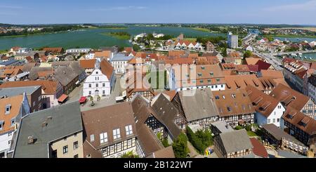 Panoramablick von der Petrikirkirche über die Altstadt bis zum Peenestrom, Wolgast, Mecklenburg-Vorpommern, Deutschland Stockfoto