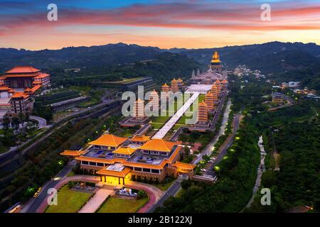 Sonnenuntergang bei Fo Guang Shan Buddha Tempel in Kaohsiung, Taiwan. Stockfoto