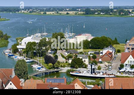 Blick von der Petrikkirche auf den Peenestrom mit segelboothof Wolgast, Mecklenburg-Vorpommern, Deutschland Stockfoto