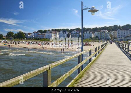 Pier mit Strand von Ostseebad Bansin, Usedom, Mecklenburg-Vorpommern, Deutschland Stockfoto