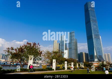 Hongkong - 11. Januar 2020: Blick auf das International Commerce Centre aus dem West Kowloon Cultural District, Weitschuss, Tiefwinkelansicht Stockfoto