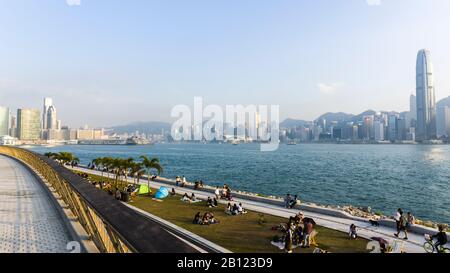 Hongkong - 11. Januar 2020: Picknicken und Camping im West Kowloon Cultural District mit Blick auf die Skyline von Hongkong Stockfoto
