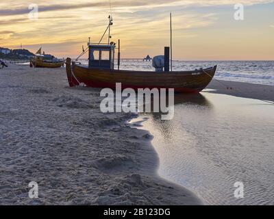 Fischerboot am Strand, Ostseebad Ahlbeck, Usedom, Mecklenburg-Vorpommern, Deutschland Stockfoto