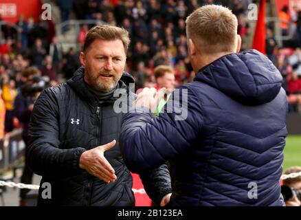 Southampton-Manager Ralph Hasenhuttl (links) und Aston Villa Manager Dean Smith schütteln vor Beginn des Premier-League-Spiels in St Mary's Southampton die Hände. Stockfoto