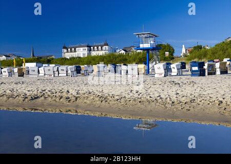 Strand mit Hotel Ahlbecker Hof, Ostseebad Ahlbeck, Insel Usedom, Mecklenburg-Vorpommern, Deutschland Stockfoto