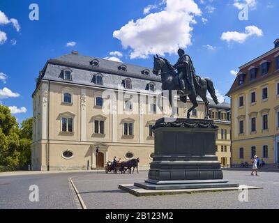 Herzogin Anna Amalia Bibliothek und Carl August Denkmal vor dem Fürstlichen Haus am Demokratieplatz, Weimar, Thüringen, Deutschland Stockfoto