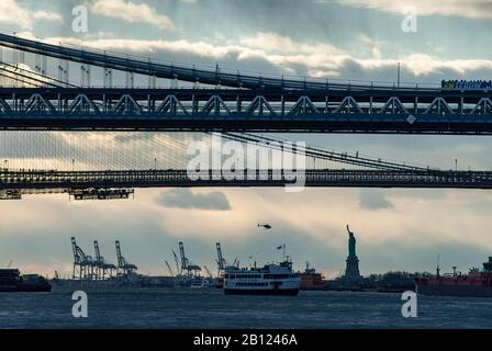 New York City - 24. November 2012: Blick auf die Freiheitsstatue vom Ostfluss in der Stadt New York Stockfoto