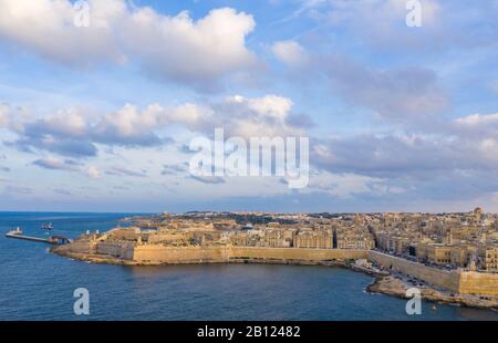 Panoramaaussicht auf die Altstadt von Valletta auf Malta. Stockfoto
