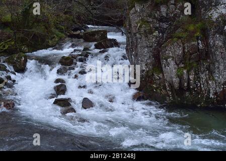 Die Lower Falls, Glen Nevis, in der Nähe von Fort William. Dieser ist ein Zufluss, der sich am Fuße einer niedrigen Klippe mit dem Hauptfluss Nevis verbindet. Stockfoto