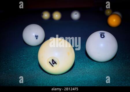 Billardtisch in der Nähe. Spielen von Billard. Billardbälle auf grünem Billardtisch. Stockfoto