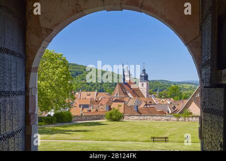 Blick von Schloss Wilhelmsburg auf die Stadtkirche St. Georg in Schmalkalden, Thüringen, Deutschland Stockfoto