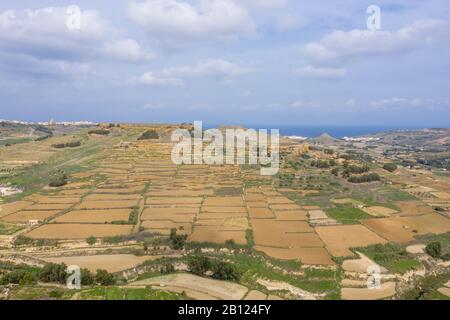 Luftoberdrone schoss im Sommer auf die ländliche Landschaft der Insel Gozo Malta Stockfoto