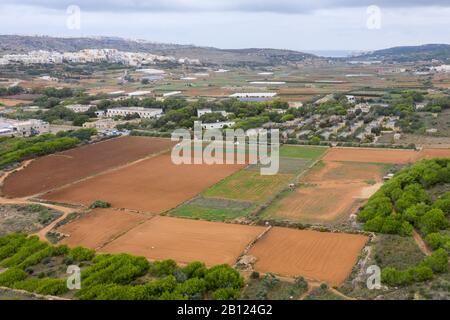 Luftoberdrone schoss im Sommer auf die ländliche Landschaft der Insel Gozo Malta Stockfoto