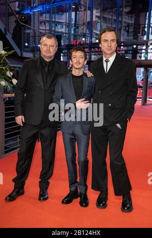 Berlin, Deutschland. Februar 2020. 70. Berlinale, Roter Teppich, Sondergala der Berlinale, Persischunterricht: Regisseur Vadim Perelman (l-r), Schauspieler Nahuel Perez Biscayart und Schauspieler Lars Eidinger. Das Internationale Filmfestival findet vom 20.02. Bis 01.03.2020 statt. Kredit: Gerald Matzka / dpa-Zentralbild / dpa / Alamy Live News Stockfoto