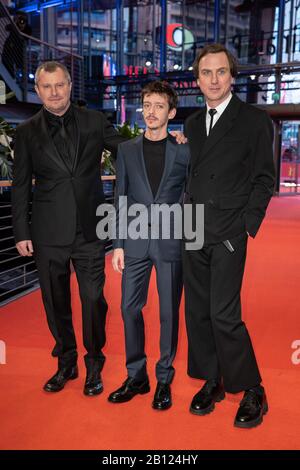 Berlin, Deutschland. Februar 2020. 70. Berlinale, Roter Teppich, Sondergala der Berlinale, Persischunterricht: Regisseur Vadim Perelman (l-r), Schauspieler Nahuel Perez Biscayart und Schauspieler Lars Eidinger. Das Internationale Filmfestival findet vom 20.02. Bis 01.03.2020 statt. Kredit: Gerald Matzka / dpa-Zentralbild / dpa / Alamy Live News Stockfoto