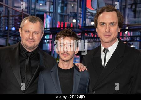 Berlin, Deutschland. Februar 2020. 70. Berlinale, Roter Teppich, Sondergala der Berlinale, Persischunterricht: Regisseur Vadim Perelman (l-r), Schauspieler Nahuel Perez Biscayart und Schauspieler Lars Eidinger. Das Internationale Filmfestival findet vom 20.02. Bis 01.03.2020 statt. Kredit: Gerald Matzka / dpa-Zentralbild / dpa / Alamy Live News Stockfoto