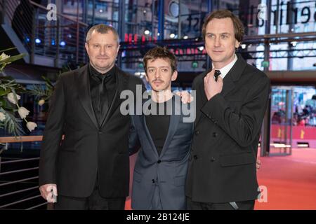 Berlin, Deutschland. Februar 2020. 70. Berlinale, Roter Teppich, Sondergala der Berlinale, Persischunterricht: Regisseur Vadim Perelman (l-r), Schauspieler Nahuel Perez Biscayart und Schauspieler Lars Eidinger. Das Internationale Filmfestival findet vom 20.02. Bis 01.03.2020 statt. Kredit: Gerald Matzka / dpa-Zentralbild / dpa / Alamy Live News Stockfoto