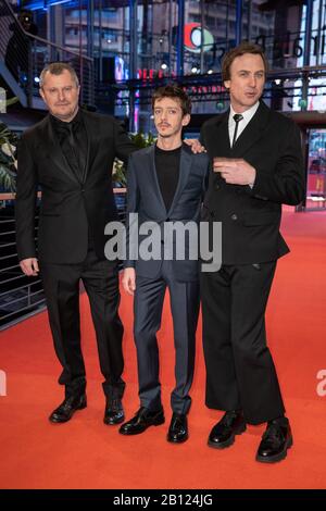 Berlin, Deutschland. Februar 2020. 70. Berlinale, Roter Teppich, Sondergala der Berlinale, Persischunterricht: Regisseur Vadim Perelman (l-r), Schauspieler Nahuel Perez Biscayart und Schauspieler Lars Eidinger. Das Internationale Filmfestival findet vom 20.02. Bis 01.03.2020 statt. Kredit: Gerald Matzka / dpa-Zentralbild / dpa / Alamy Live News Stockfoto