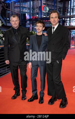 Berlin, Deutschland. Februar 2020. 70. Berlinale, Roter Teppich, Sondergala der Berlinale, Persischunterricht: Regisseur Vadim Perelman (l-r), Schauspieler Nahuel Perez Biscayart und Schauspieler Lars Eidinger. Das Internationale Filmfestival findet vom 20.02. Bis 01.03.2020 statt. Kredit: Gerald Matzka / dpa-Zentralbild / dpa / Alamy Live News Stockfoto