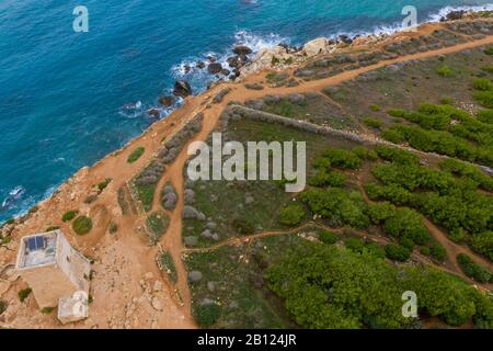 Ghajn Tuffieha, Malta - Panoramaansicht Der Küste von Ghajn Tuffieha mit Gnejna Bay, Riviera Bay und Golden Bay bei Sonnenaufgang im Sommer Stockfoto