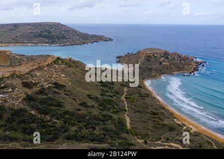 Ghajn Tuffieha, Malta - Panoramaansicht Der Küste von Ghajn Tuffieha mit Gnejna Bay, Riviera Bay und Golden Bay bei Sonnenaufgang im Sommer Stockfoto