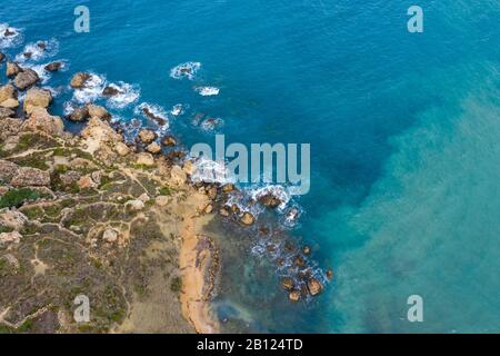 Ghajn Tuffieha, Malta - Panoramaansicht Der Küste von Ghajn Tuffieha mit Gnejna Bay, Riviera Bay und Golden Bay bei Sonnenaufgang im Sommer Stockfoto